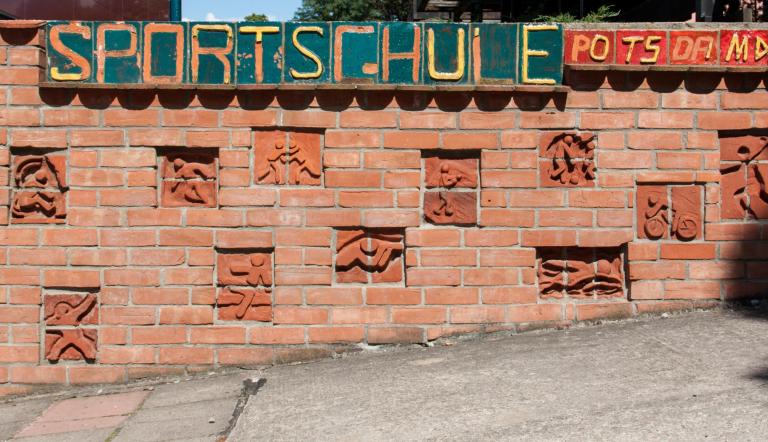 Mauer mit Sportarten (© Dirk Alexander Schermer)