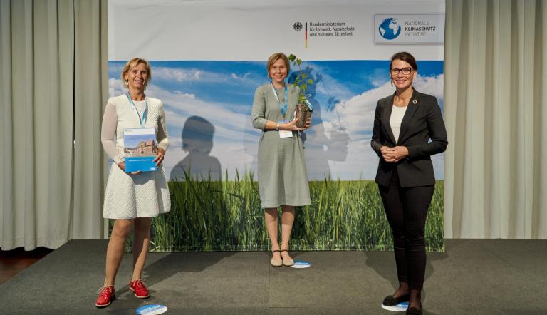 Cordine Lippert, Claudia Rose von der Klimakoordinierungsstelle Potsdam und die Parlamentarische Staatssekretärin Rita Schwarzelühr-Sutter